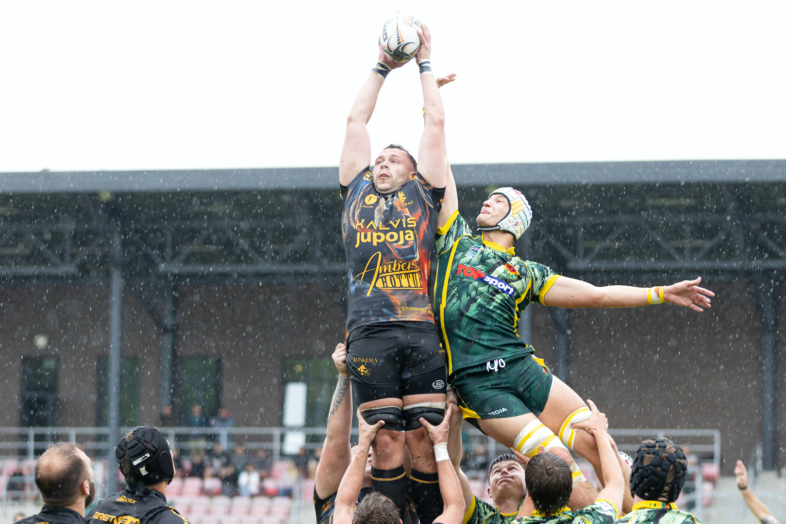 Dramatiškuose ir lietinguose regbio „Top“ lygos mūšiuose – šiauliečių pergalės