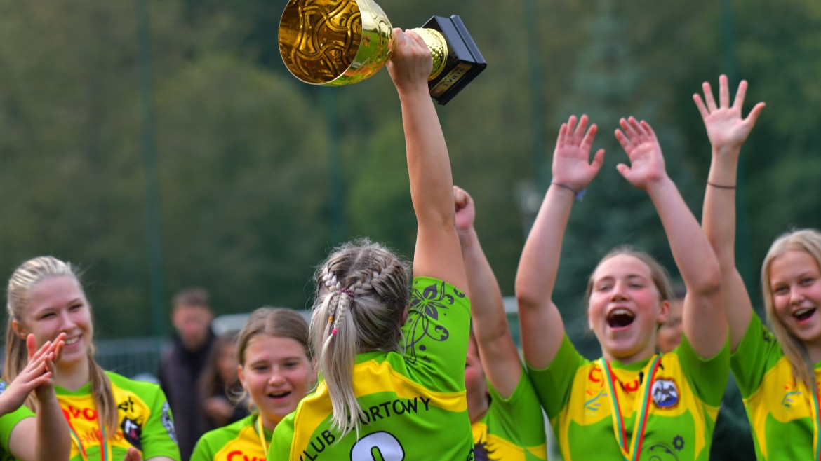 Pirmąją Lietuvos moterų R-7 taurę iškovojo „Feniksas“, tarp prizininkių – „Wolves“